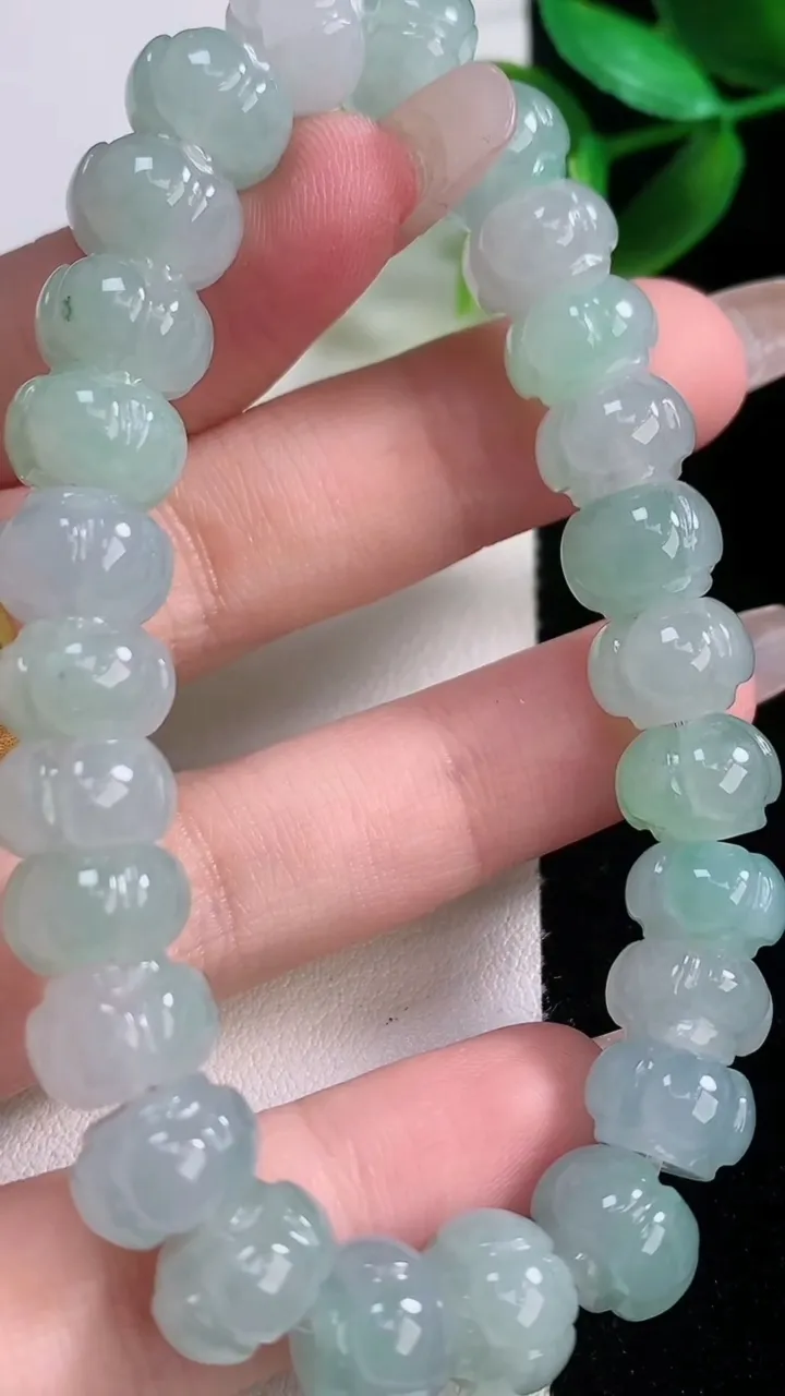 天然A货翡翠莲花手串，尺寸10-6.6-26颗，重量:37.05g1月5日
工厂直销收藏佳品,种好水足，色泽均匀，有种有色，上手高大气！