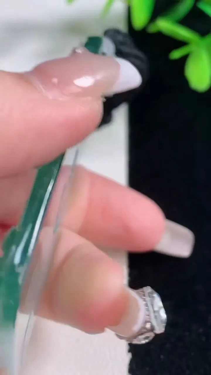 天然A货翡翠种飘花阿弥陀佛吊坠，尺寸64.4-37-4.7，重量:31.52g
1月5日