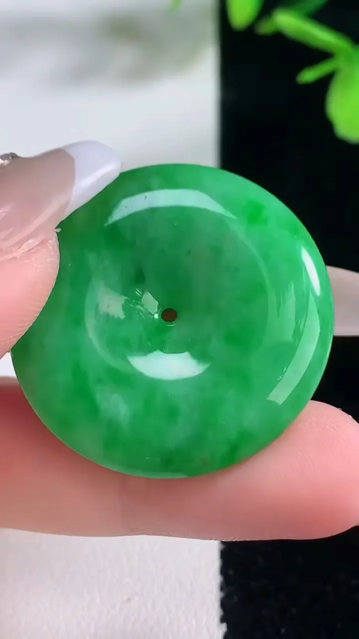 天然A货翡翠平安扣吊坠，尺寸32-6，重量:14.21g
1月5日