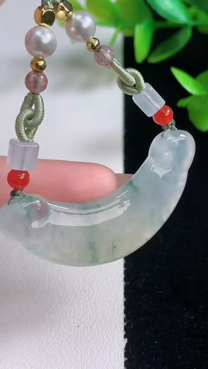 天然A货翡翠冰种飘花如意锁吊坠，尺寸44.8-14-6，重量:13.90g
1月5日