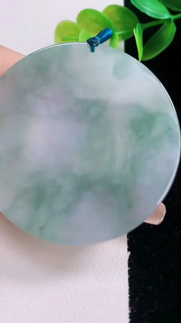 天然A货翡翠阿弥陀佛吊坠，尺寸53-4.7，重量:30.22g
1月5日