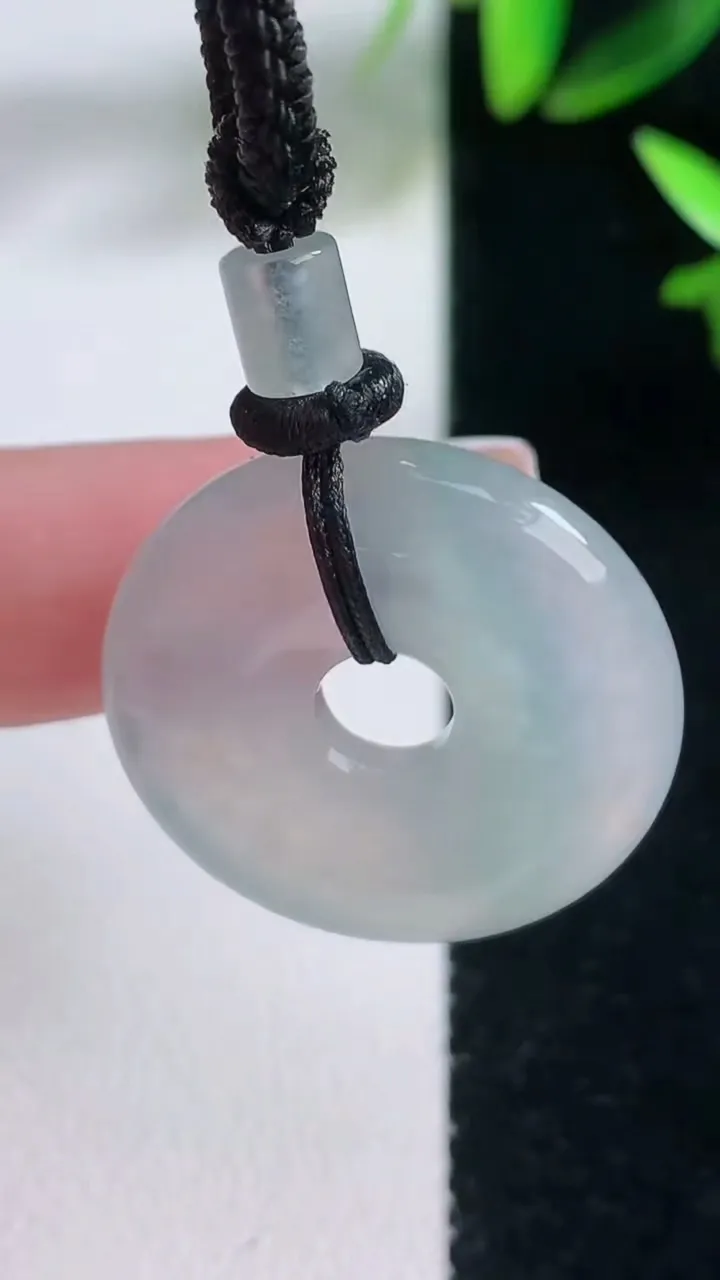 天然A货翡翠平安环吊坠，尺寸25.6-5.8，重量:11.67g
1月5日