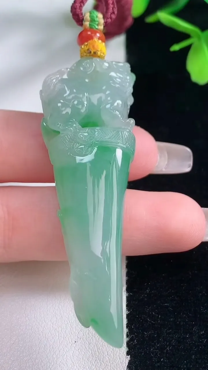天然A货翡翠龙牙吊坠，尺寸60.5-19.7-10.6，重量:22.77g
1月5日
