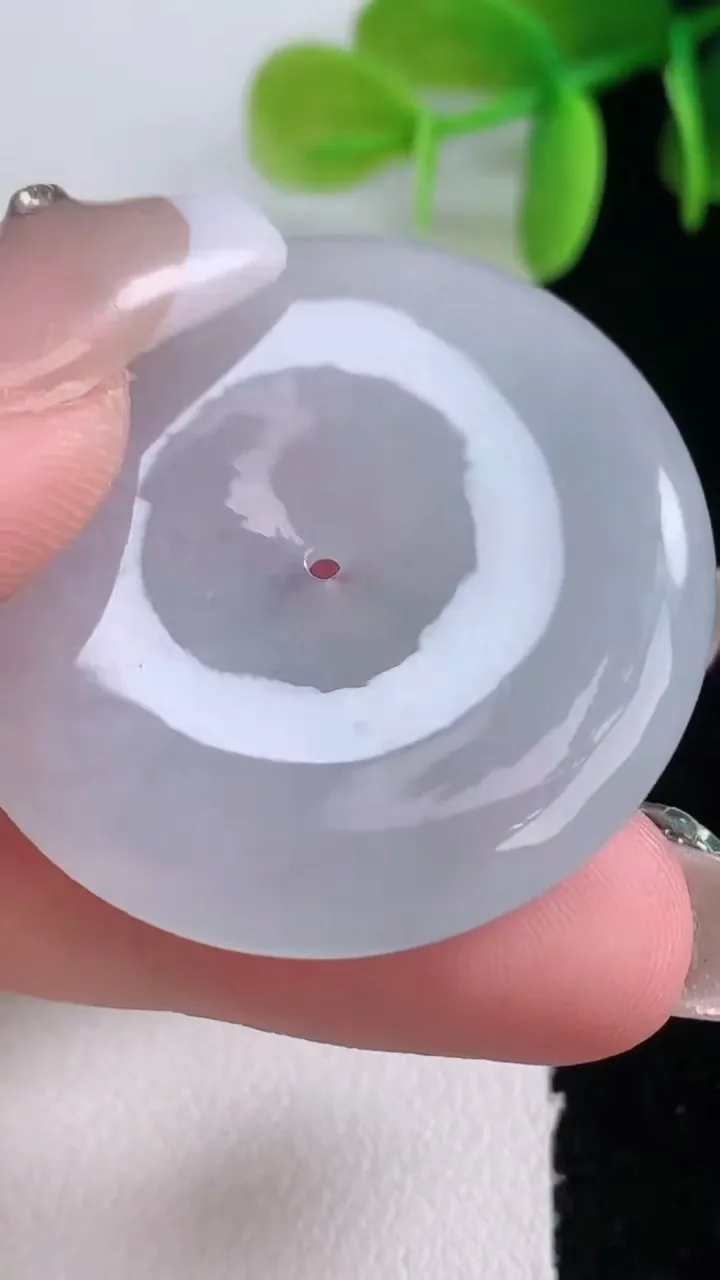 天然A货翡翠平安扣吊坠，尺寸35.2-5.4，重量:14.93g
1月5日