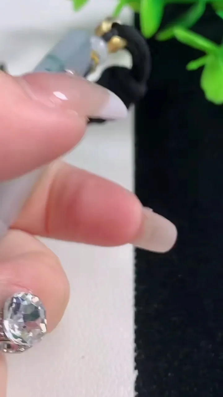 天然A货翡翠种飘花虚空藏菩萨吊坠，尺寸63-41-5.5，重量:32.13g
1月5日