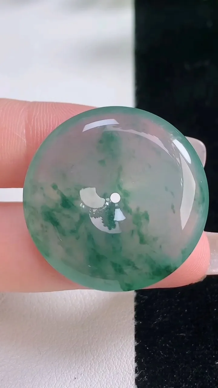 天然A货翡翠种飘花平安扣吊坠，尺寸30.4-5.9，重量:10.80g
1月5日