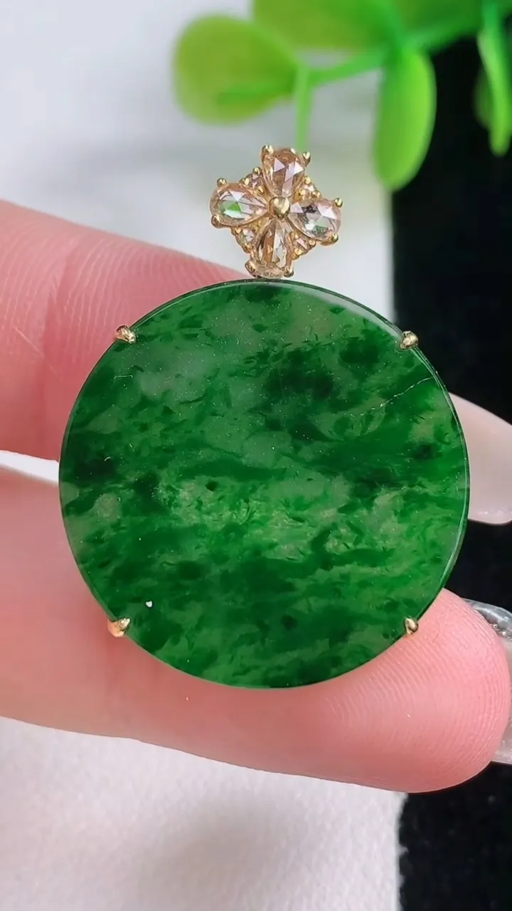 天然A货翡翠无事牌吊坠，尺寸24-3.4，重量:3.38g
1月5日