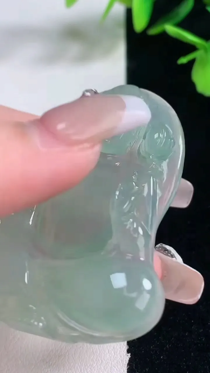 天然A货翡翠大势至菩萨吊坠，尺寸54.5-39.6-5.6，重量:23.16g
1月5日