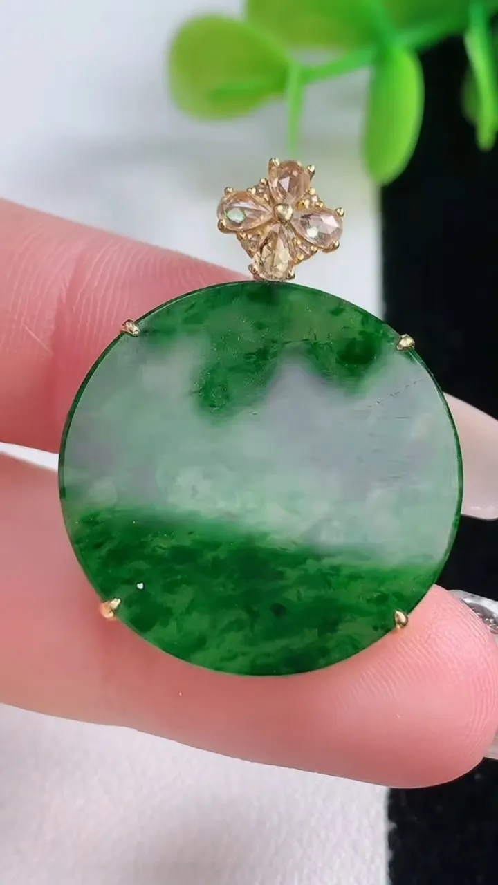 天然A货翡翠无事牌吊坠，尺寸24-3.4，重量:3.38g
1月5日