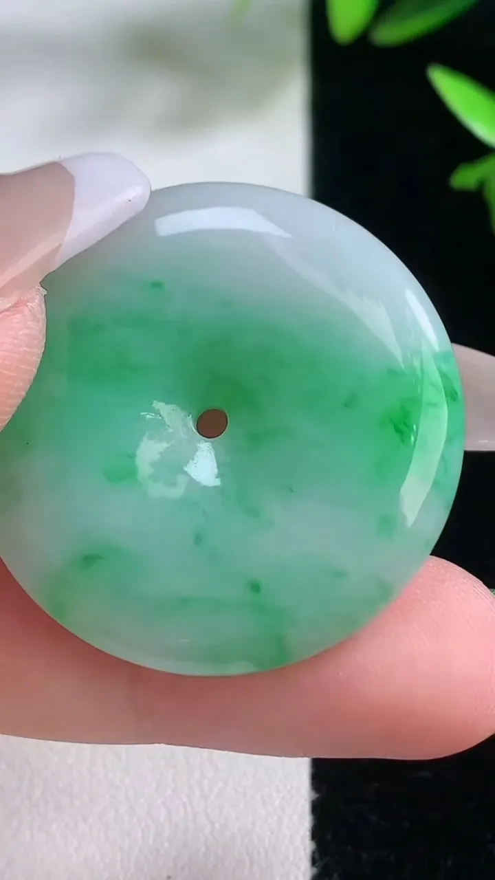 天然A货翡翠平安扣吊坠，尺寸31.8-5.6，重量:12.47g
1月5日