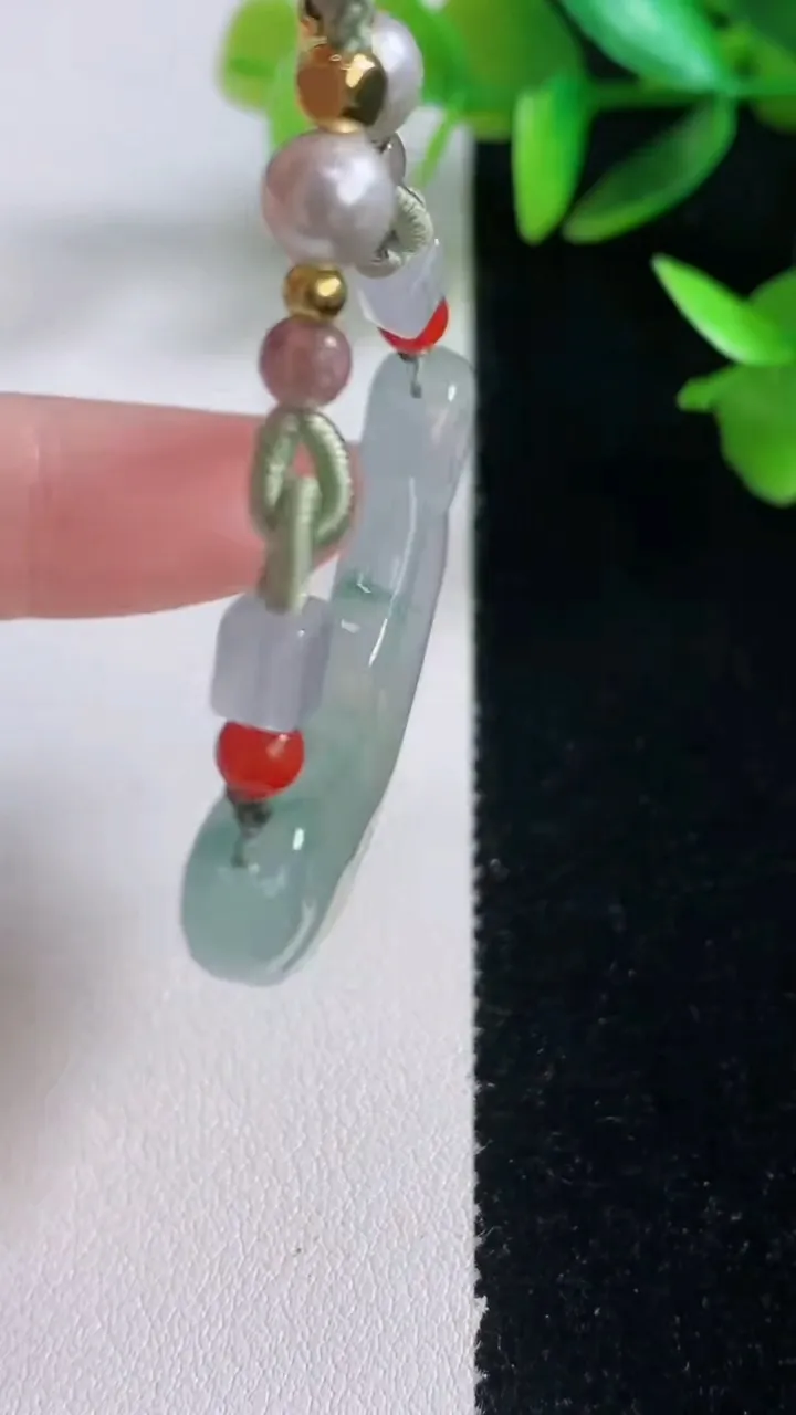 天然A货翡翠冰种飘花如意锁吊坠，尺寸44.8-14-6，重量:13.90g
1月5日