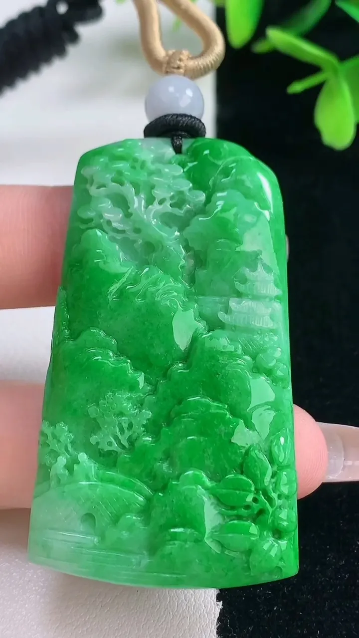 天然A货翡翠山水牌吊坠，尺寸55-31.5-7.4，重量:33.47g
1月5日