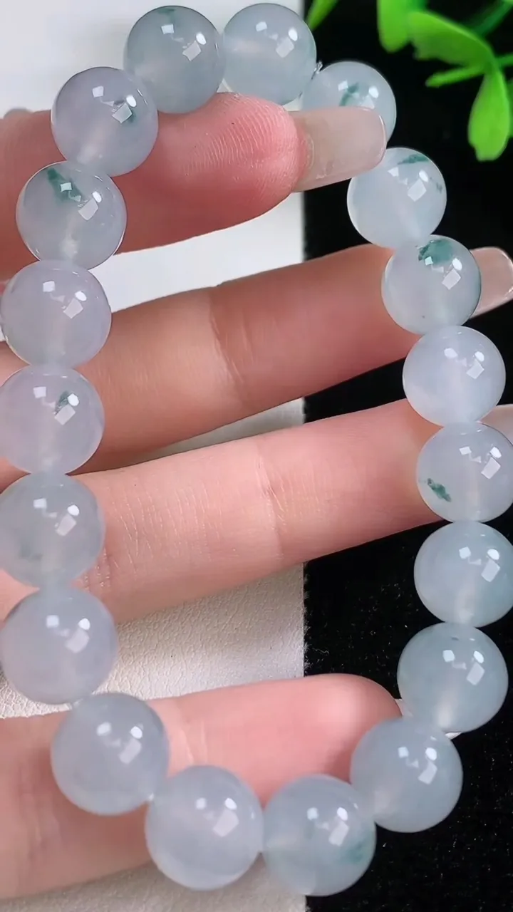 天然A货翡翠种飘花圆珠手串，尺寸10-19颗，重量:32.95g1月5日
工厂直销收藏佳品,种好水足，色泽均匀，有种有色，上手高大气！