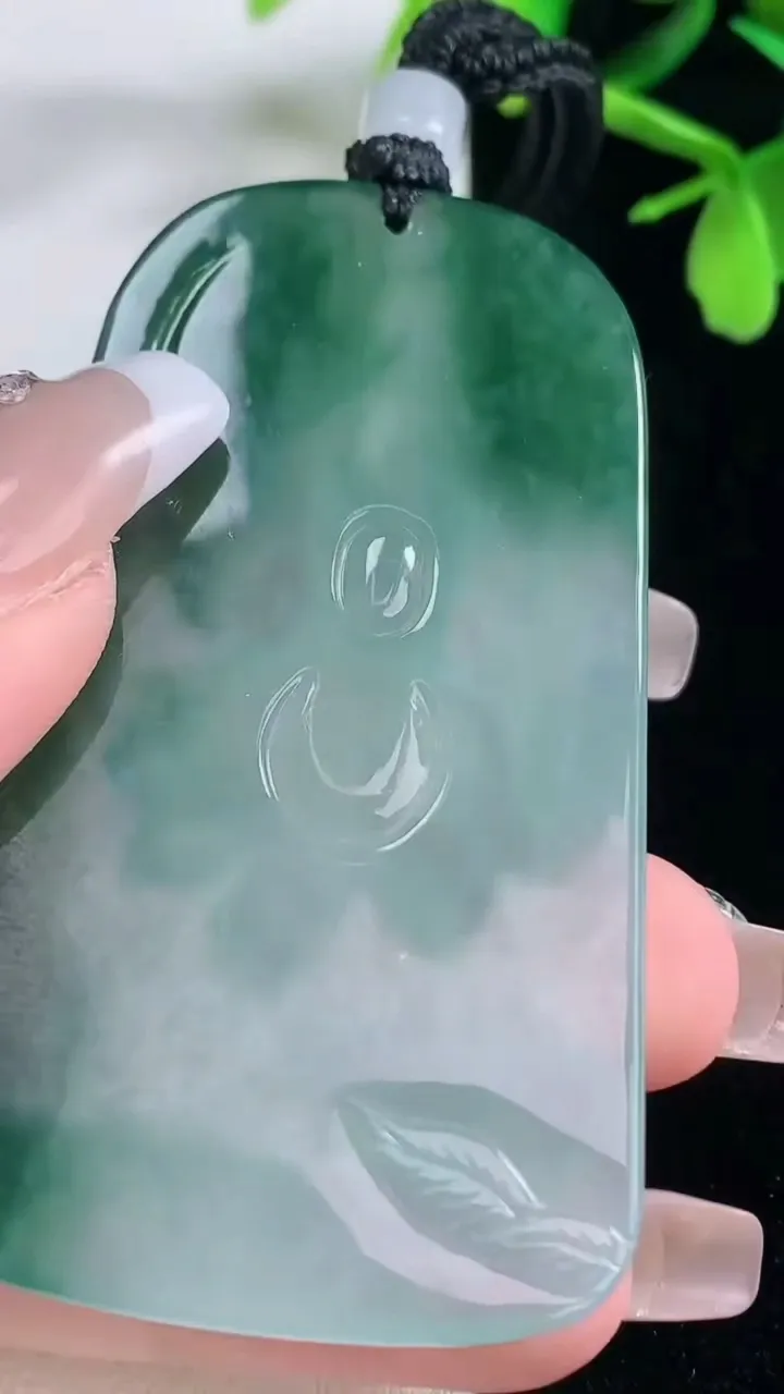 天然A货翡翠种飘花阿弥陀佛吊坠，尺寸64.4-37-4.7，重量:31.52g
1月5日