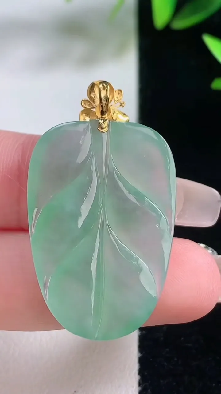 天然A货翡翠金枝玉叶 叶子吊坠，尺寸31.8-21.3-4，重量:6.61g
1月5日