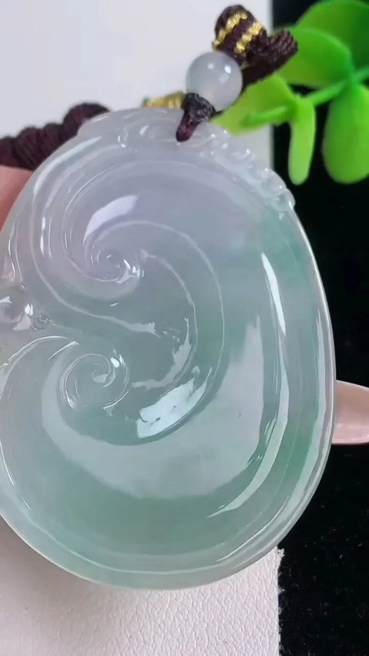 天然A货翡翠如意吊坠，尺寸51-36.3-6.2，重量:24.53g
1月5日