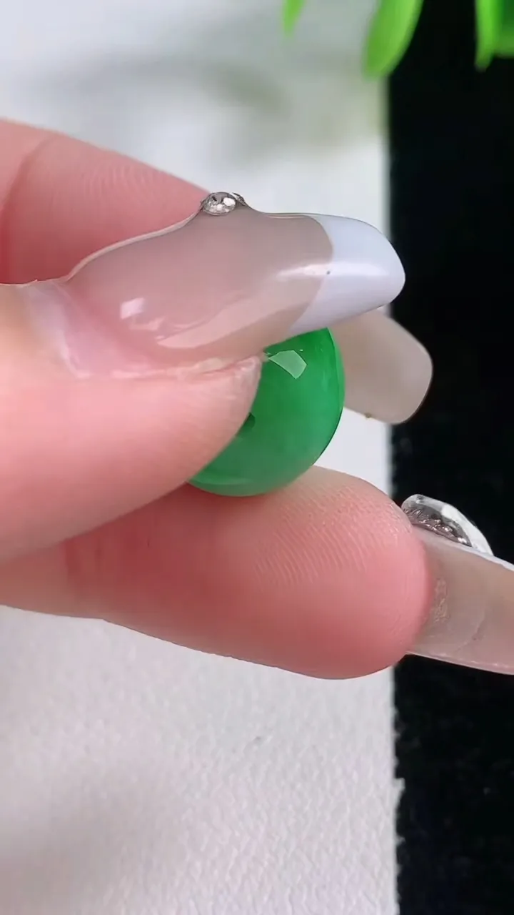 天然A货翡翠路路通吊坠，尺寸12-13.3，重量:4.81g
1月5日