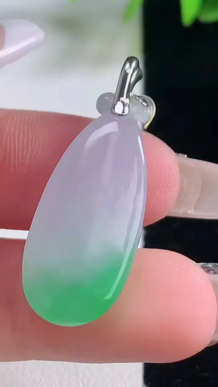 天然A货翡翠福瓜吊坠，尺寸26-12.5-6，重量:4.22g
1月5日