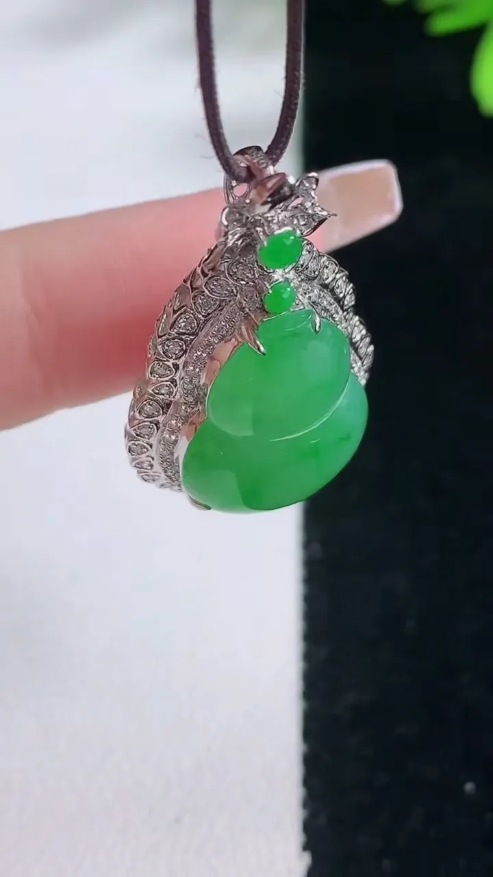 天然A货翡翠葫芦吊坠，尺寸31.8-18.5-10.8，裸石18.9-13.6重量:5.10g
1月5日