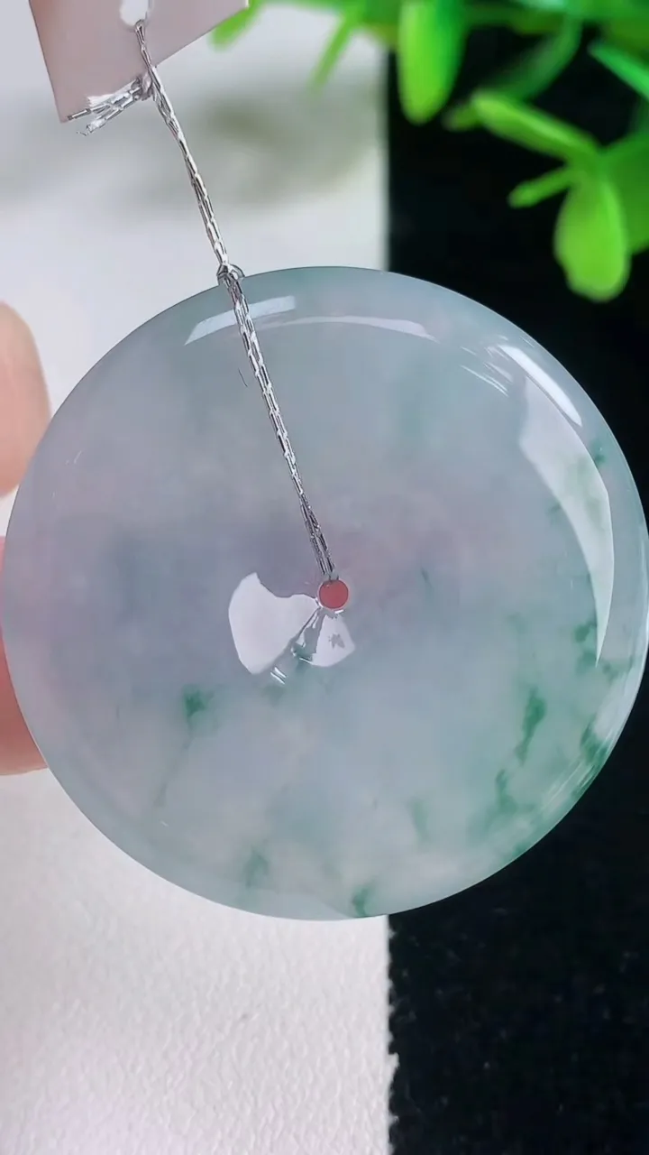 天然A货翡翠种飘花平安扣吊坠，尺寸39-5.5，重量:18.78g
1月5日