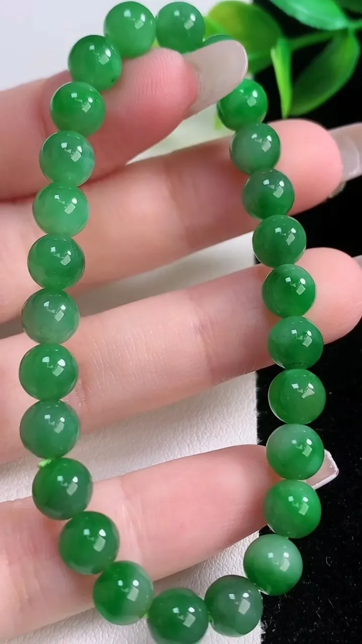 天然A货翡翠圆珠手串，尺寸6.8-26颗，重量:15.01g1月5日
工厂直销收藏佳品,种好水足，色泽均匀，有种有色，上手高大气！