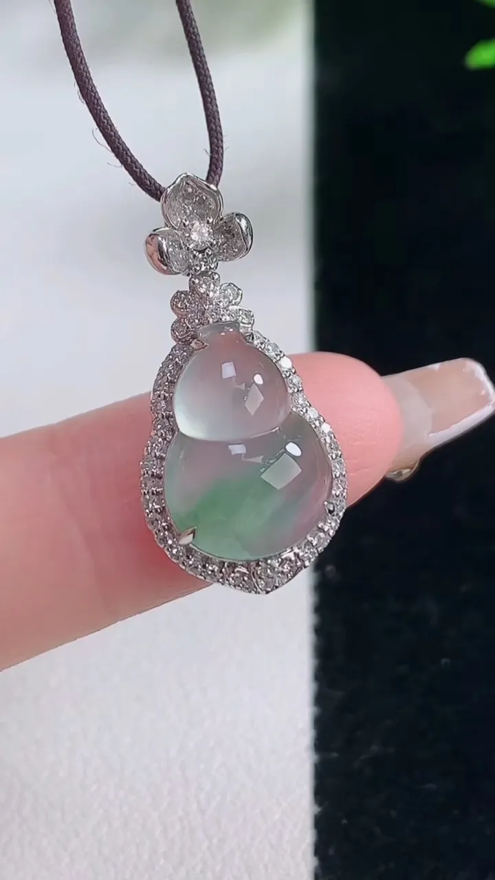 天然A货翡翠种飘花葫芦吊坠，尺寸25-12.2-7.8，裸石13.5-9.8重量:2.44g
1月5日