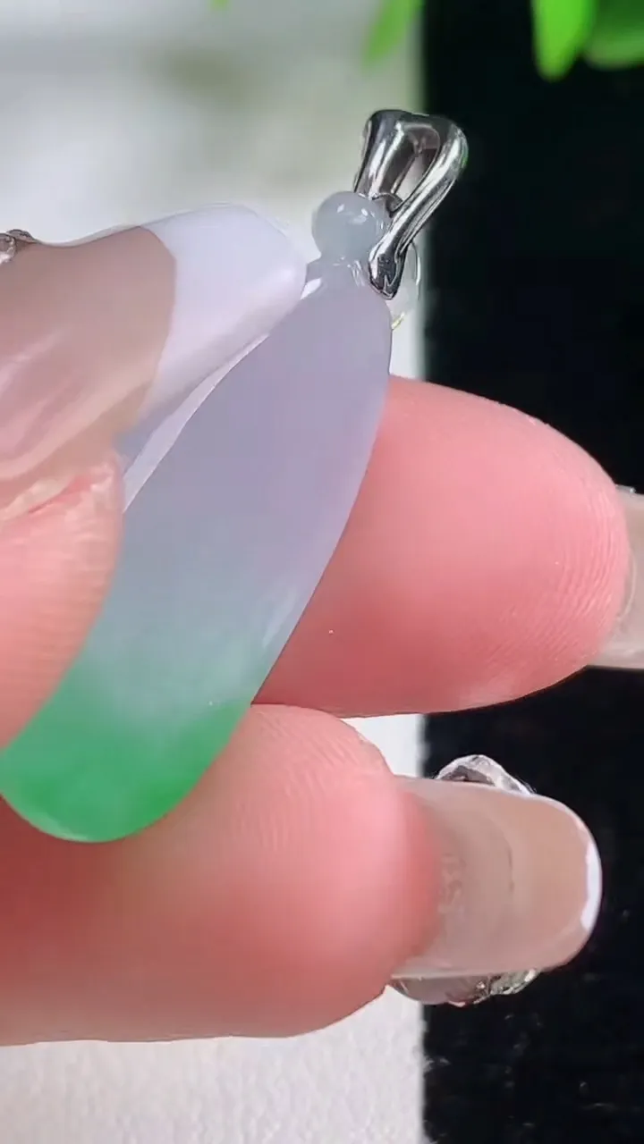 天然A货翡翠福瓜吊坠，尺寸26-12.5-6，重量:4.22g
1月5日