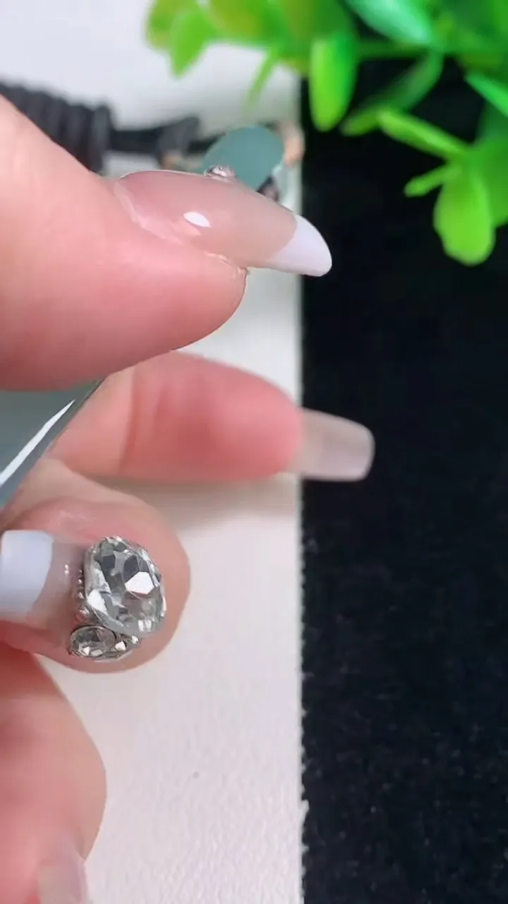 天然A货翡翠千手观音吊坠，尺寸75-46.4-5.5，重量:51.94g
1月5日