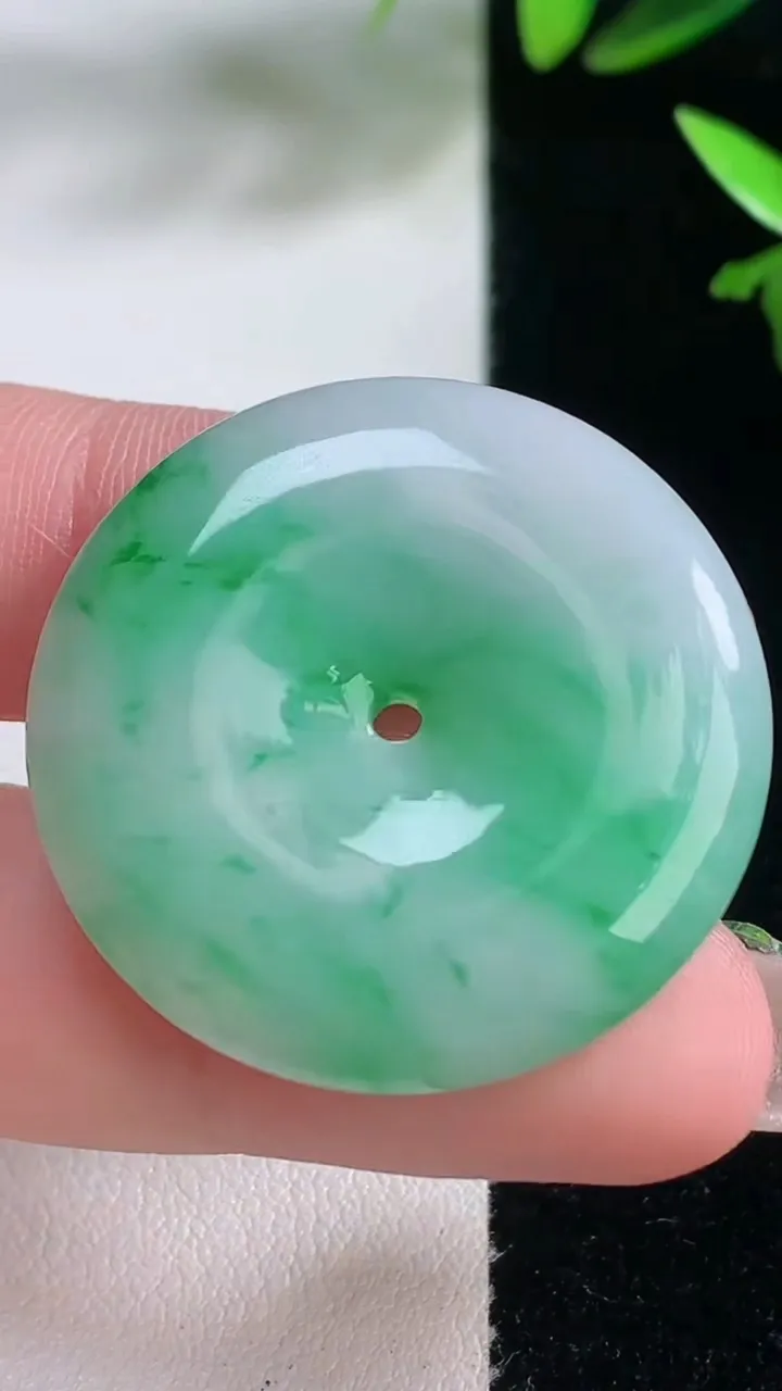 天然A货翡翠平安扣吊坠，尺寸31.8-5.6，重量:12.47g
1月5日