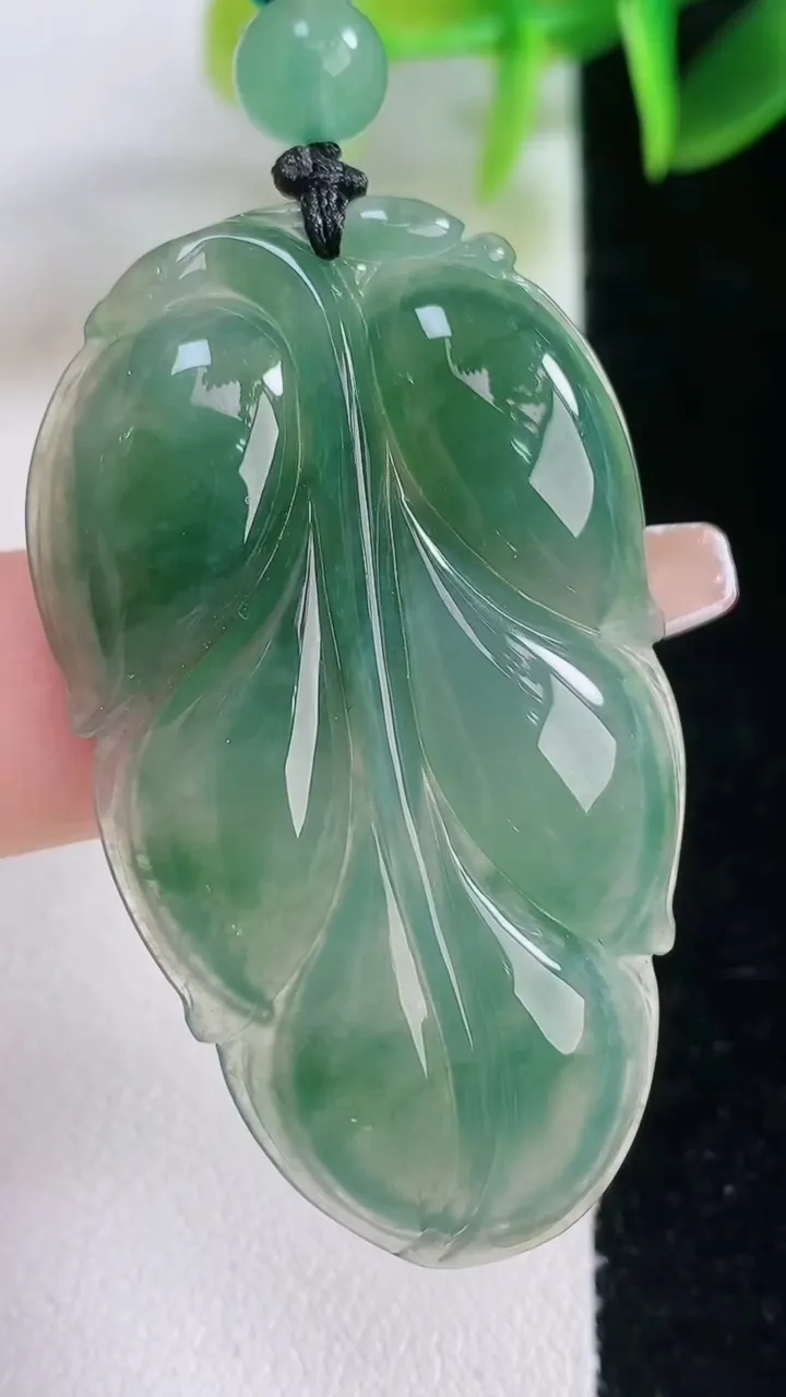 天然A货翡翠冰种飘花金枝玉叶 叶子吊坠，尺寸45-26-5，重量:13.27g
1月5日