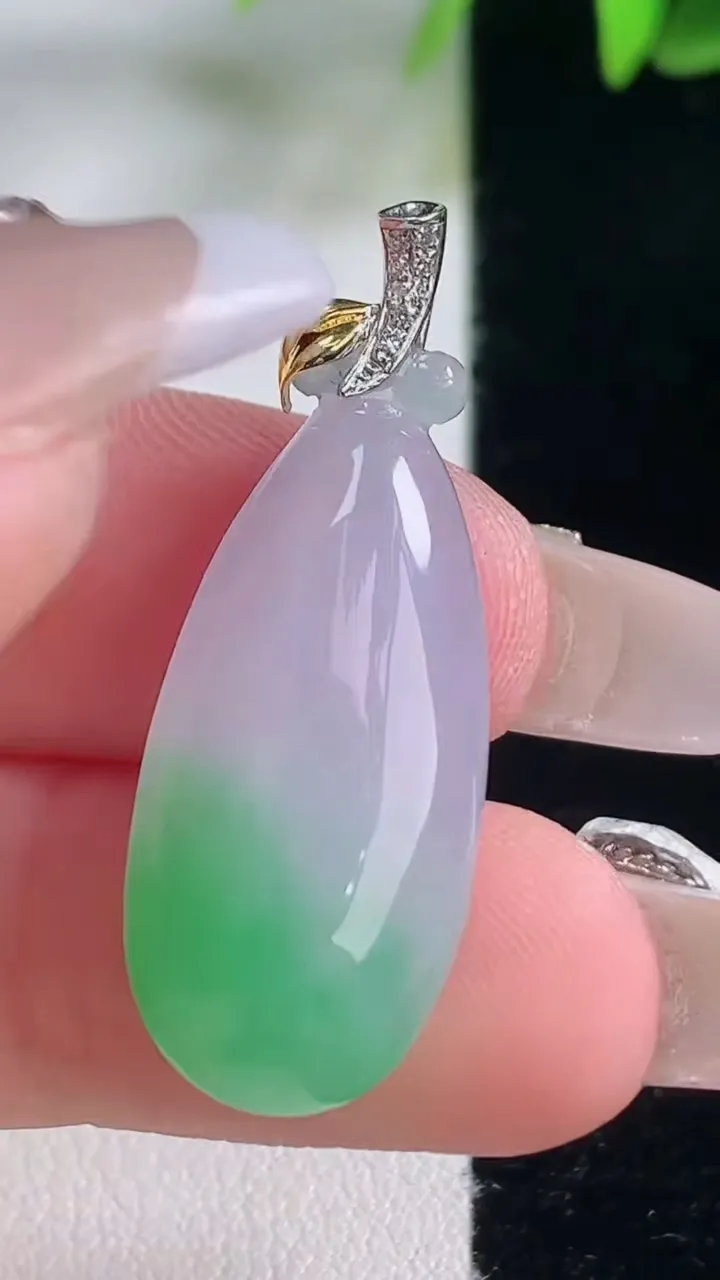 天然A货翡翠福瓜吊坠，尺寸26-12.5-6，重量:4.22g
1月5日