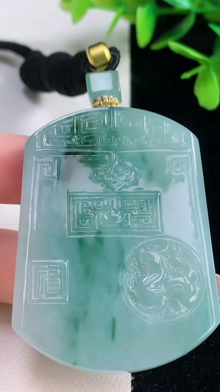 天然A货翡翠种飘花复古龙牌吊坠，尺寸54.6-41-5.5，重量:40.27g
1月5日