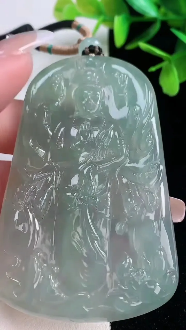 天然A货翡翠千手观音吊坠，尺寸75-46.4-5.5，重量:51.94g
1月5日