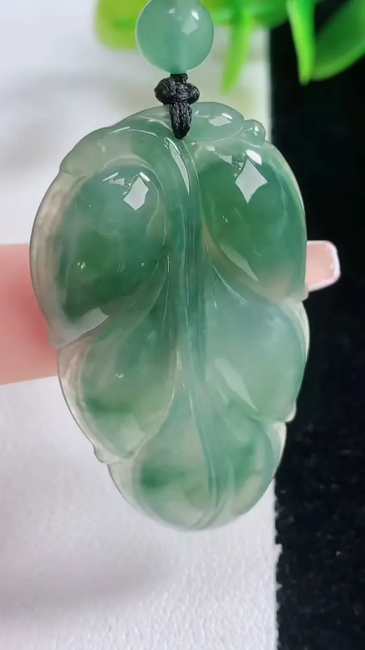 天然A货翡翠冰种飘花金枝玉叶 叶子吊坠，尺寸45-26-5，重量:13.27g
1月5日