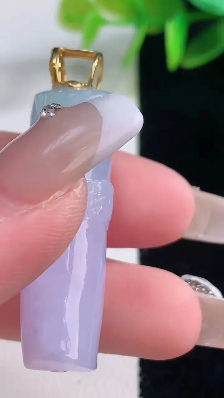 天然A货翡翠18K金春带彩紫罗兰节节高升 竹节吊坠，尺寸38.5-13.3-11，重量:15.83g
1月5日