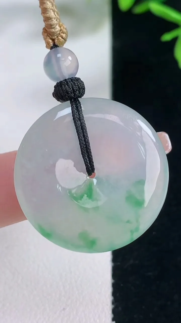 天然A货翡翠种飘花平安扣吊坠，尺寸27.6-5，重量:10.23g
1月5日