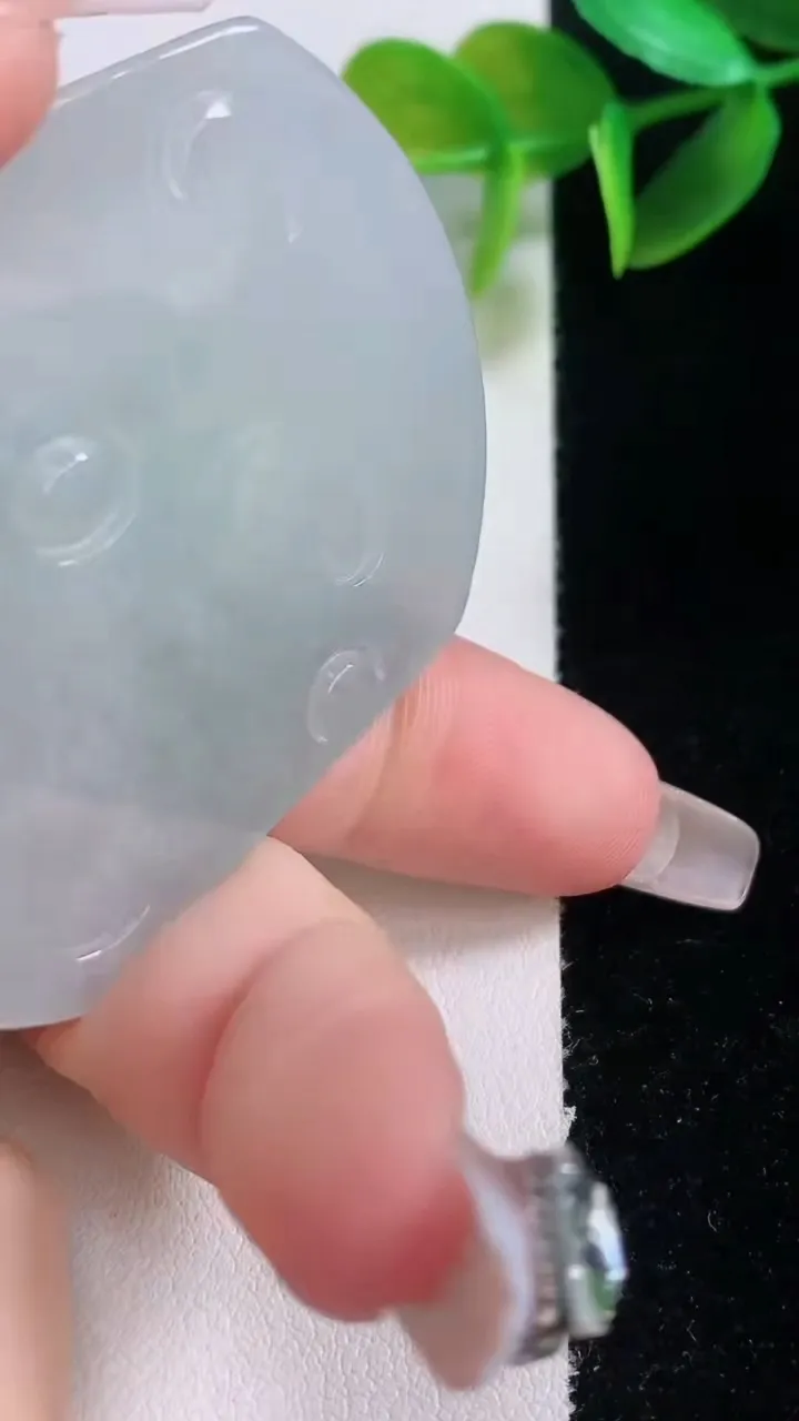 天然A货翡翠观音菩萨吊坠，尺寸53.5-45-5.2，重量:28.54g
1月5日