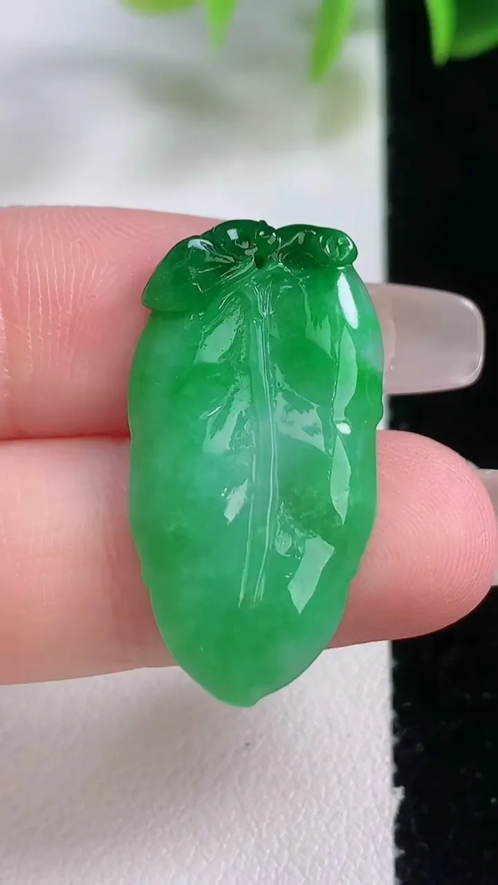 天然A货翡翠金枝玉叶 叶子吊坠，尺寸29.3-14.8-3，重量:3.00g
1月5日