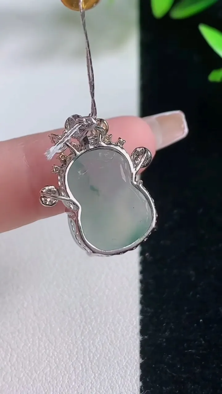 天然A货翡翠种飘花财神爷吊坠，尺寸21-15.5-13-8.7，重量:3.52g
1月5日