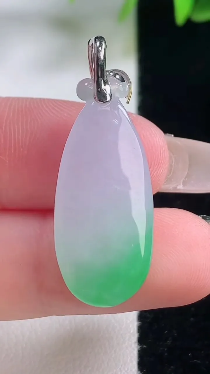 天然A货翡翠福瓜吊坠，尺寸26-12.5-6，重量:4.22g
1月5日