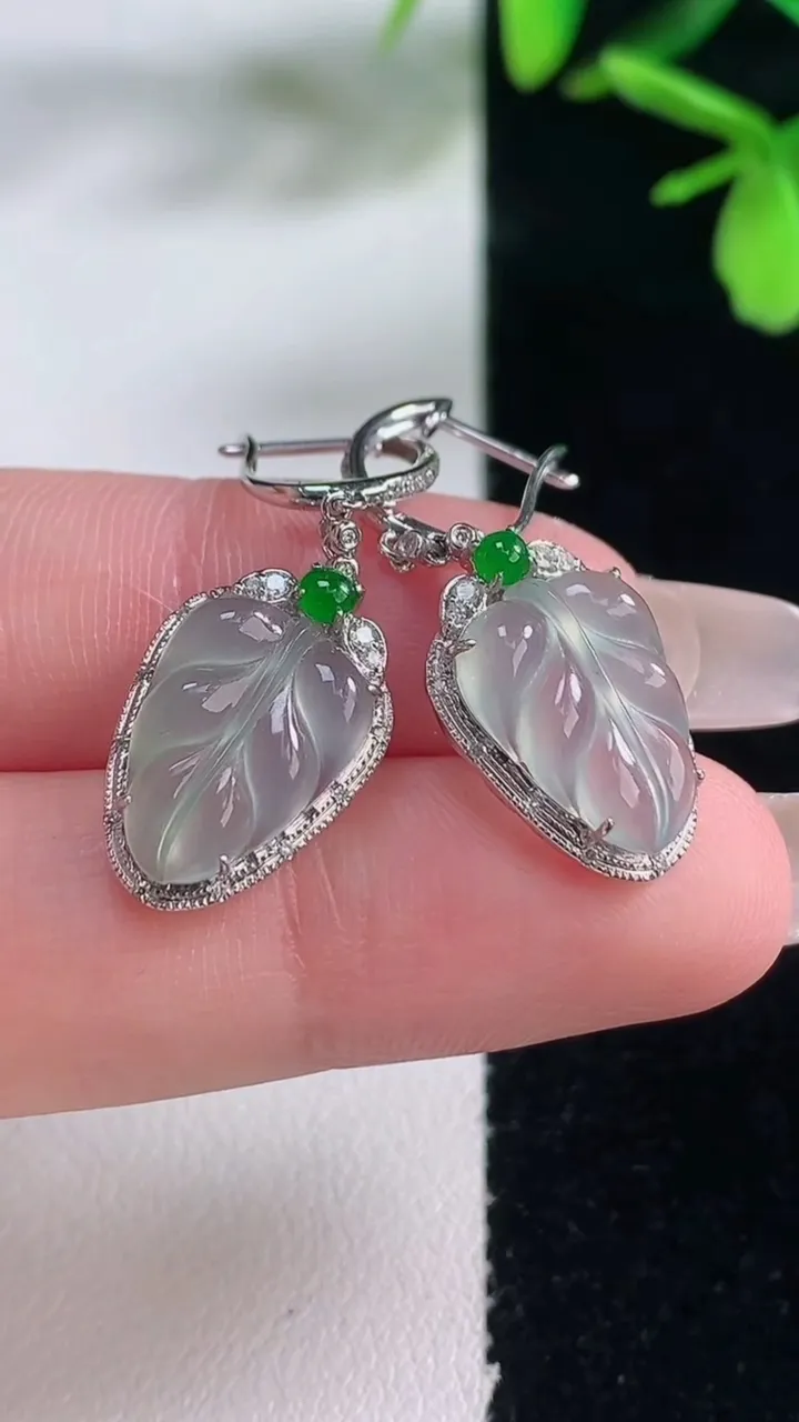 天然A货翡翠种白冰金枝玉叶 叶子耳坠，尺寸13.4-9.8-5.4，重量:4.38g
1月5日
