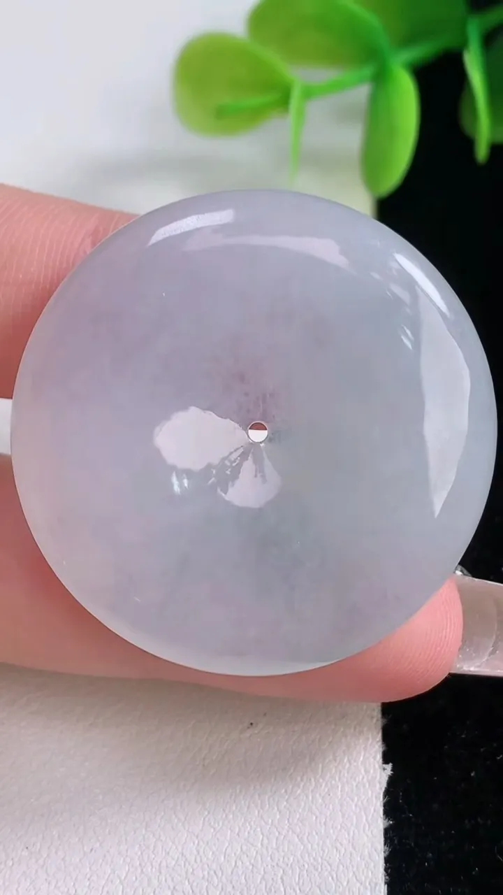 天然A货翡翠平安扣吊坠，尺寸35.2-5.4，重量:14.93g
1月5日