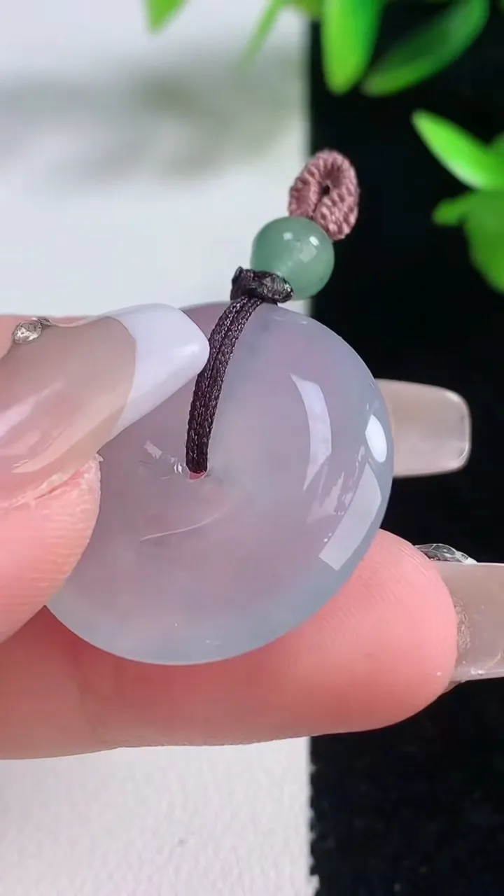 天然A货翡翠平安扣吊坠，尺寸26-5，重量:7.47g
1月5日