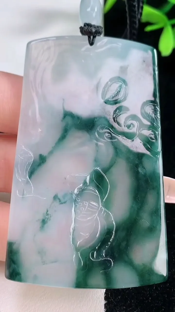 天然A货翡翠种飘花大势至菩萨吊坠，尺寸66.3-41-5.4，重量:39.80g
1月5日