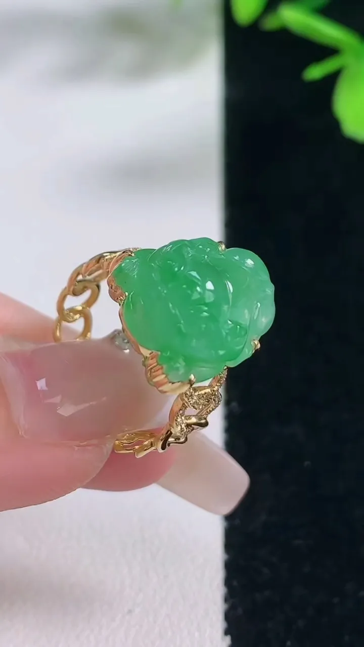 天然A货翡翠金蟾戒指，尺寸17.6-16.2-11.6-8，重量:4.67g2026年1月5日
工厂直销收藏佳品,种好水足，色泽均匀，有种有色，上手高大气！