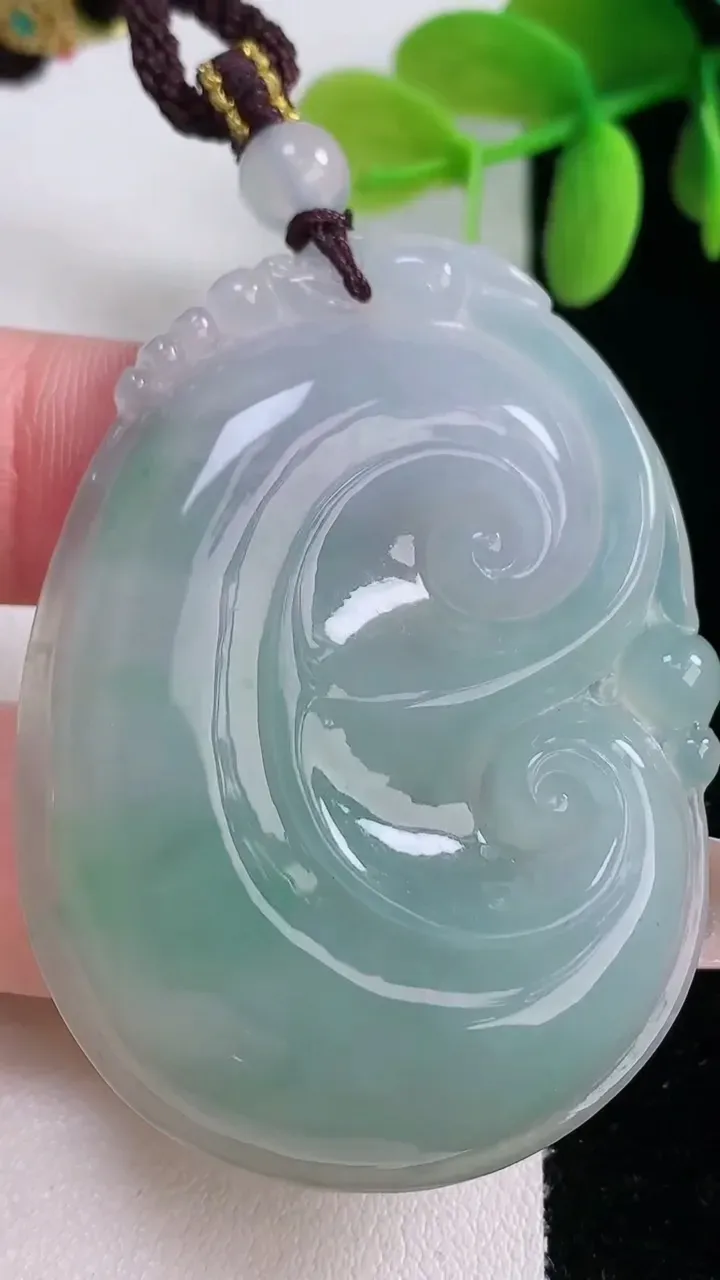 天然A货翡翠如意吊坠，尺寸51-36.3-6.2，重量:24.53g
1月5日