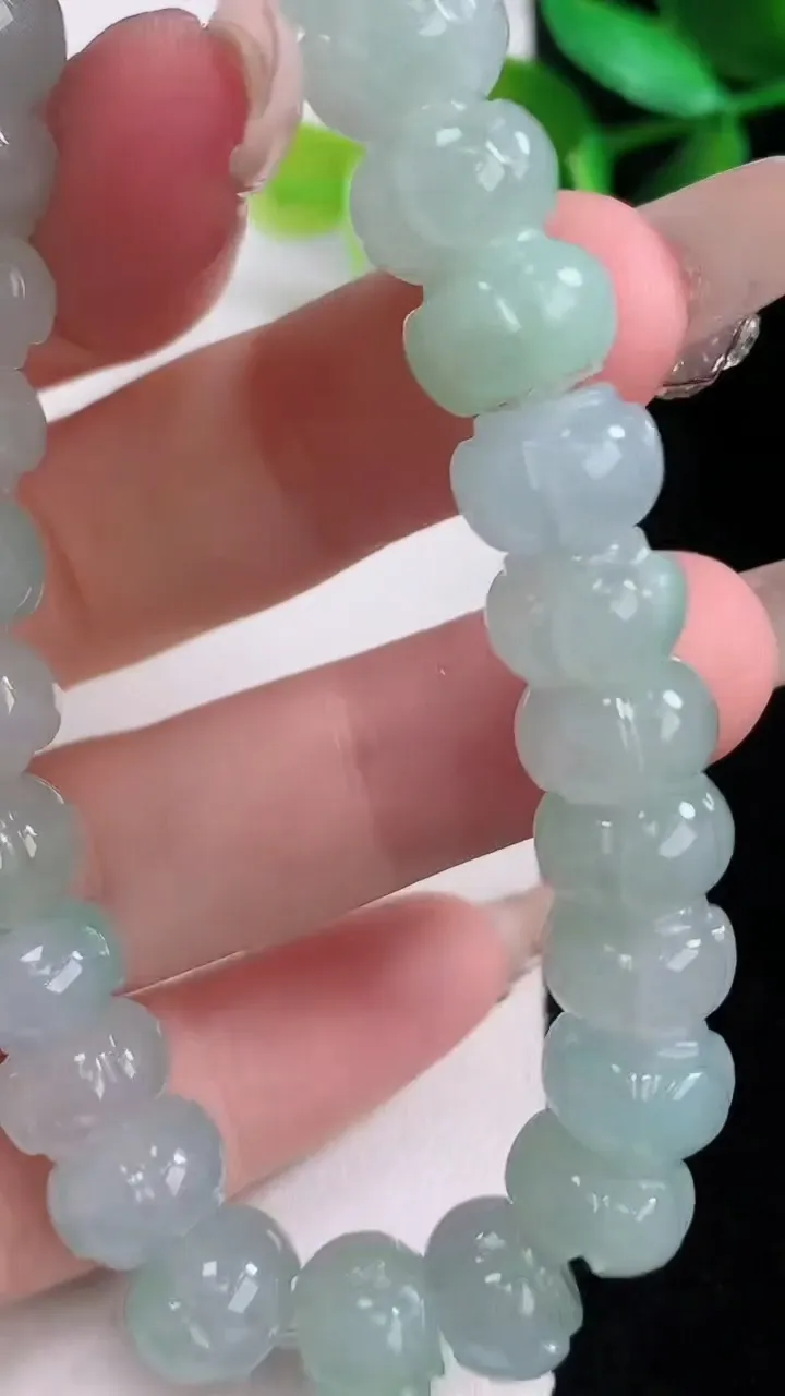 天然A货翡翠莲花手串，尺寸10-6.6-26颗，重量:37.05g1月5日
工厂直销收藏佳品,种好水足，色泽均匀，有种有色，上手高大气！