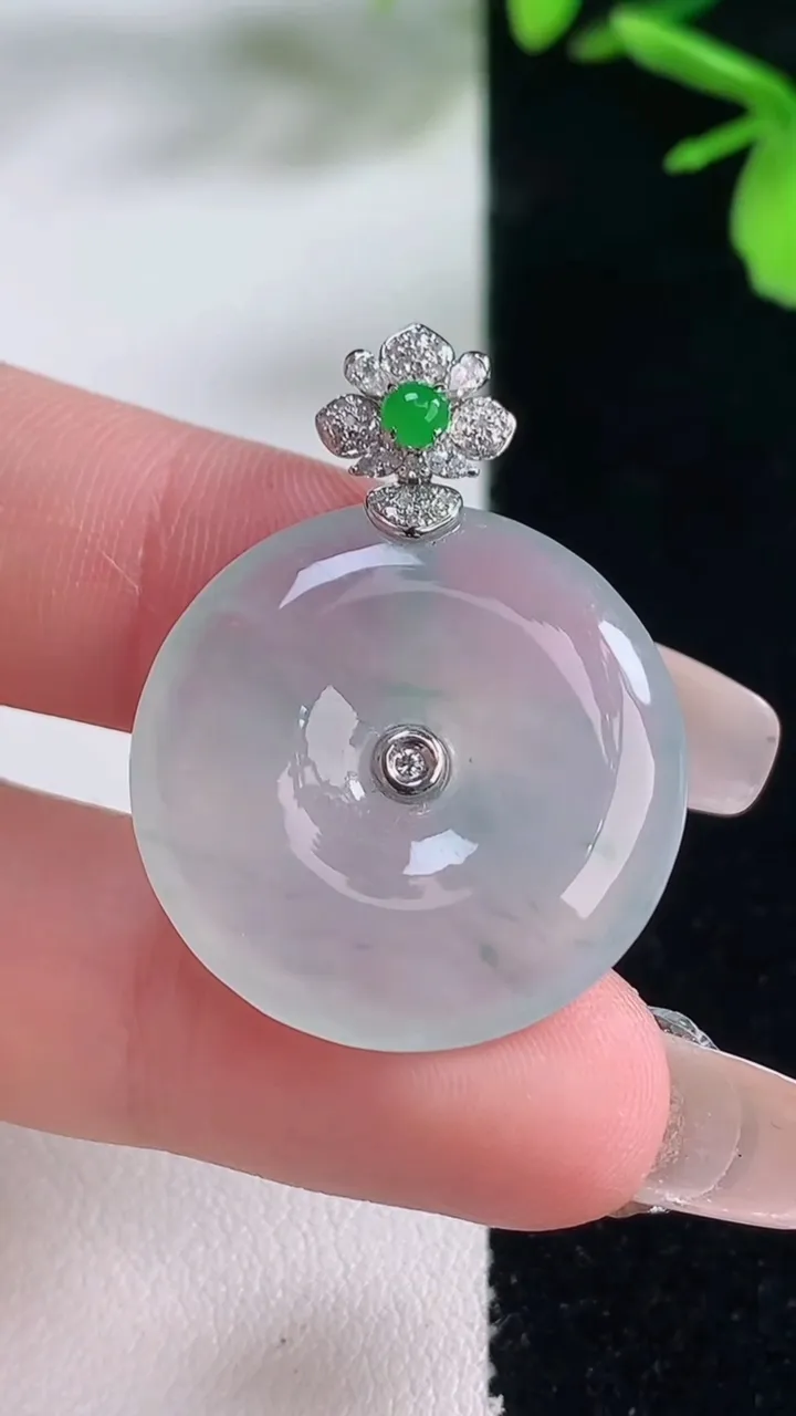 天然A货翡翠种飘花平安扣吊坠，尺寸29.2-4.7，重量:6.72g
1月5日