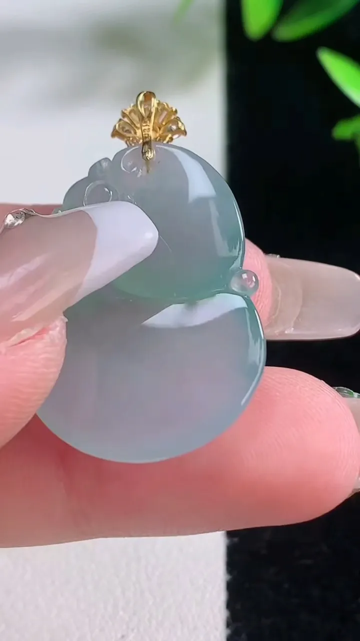 天然A货翡翠葫芦吊坠，尺寸27.3-20.8-5.3，重量:5.99g
1月5日