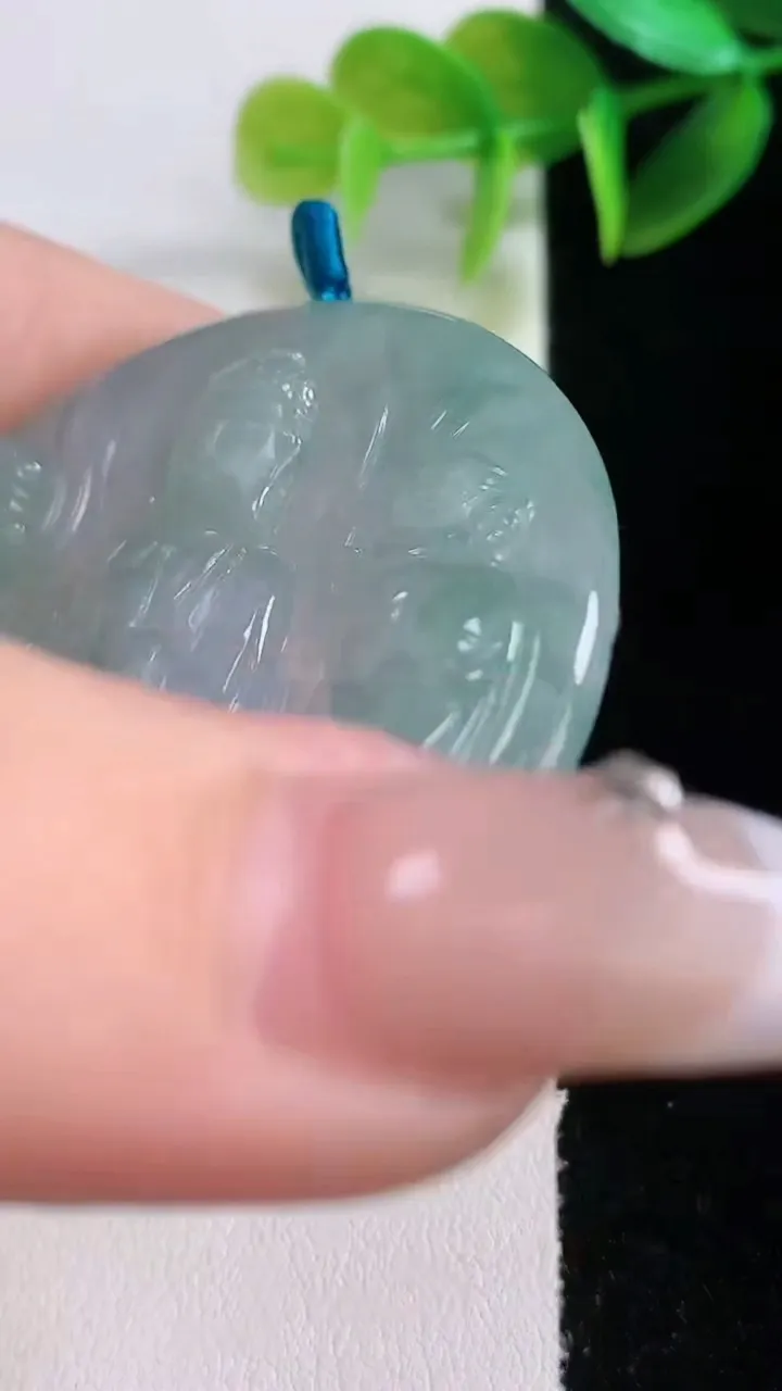 天然A货翡翠阿弥陀佛吊坠，尺寸53-4.7，重量:30.22g
1月5日